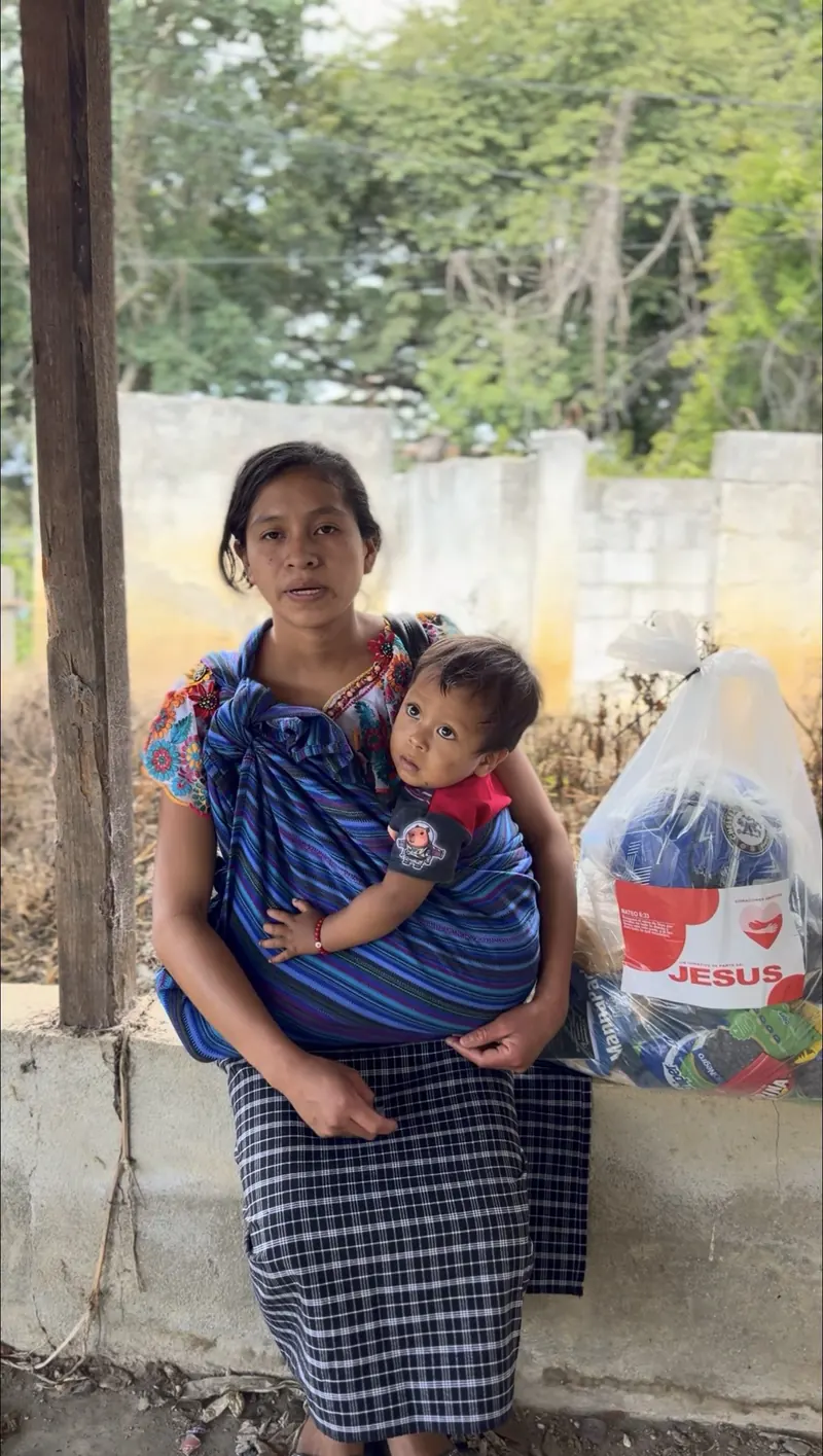 Madre con su bebé en rebozo